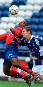 Alvaro Santos tacklas av Joel Borgstrand vid nickduell