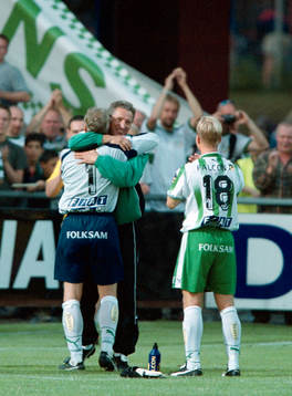 En lycklig Sören Cratz kramar om Lars Eriksson