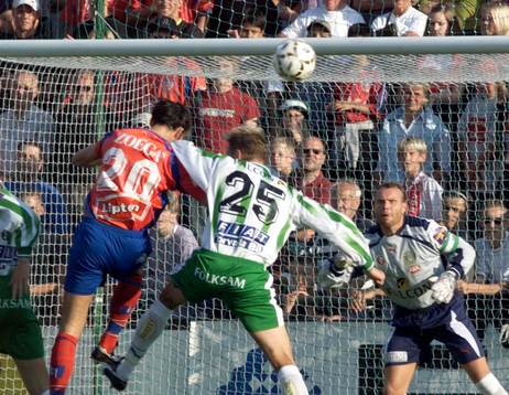Rade Peica, Helsingborg nickar mot Lars Eriksson, Hammarby.