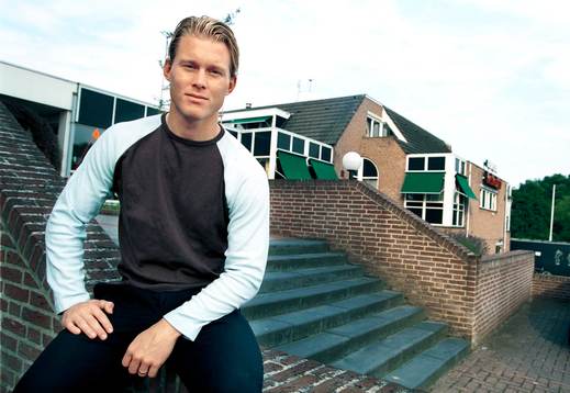 Fredrik Berglund, utanför sitt hotell i väntan på