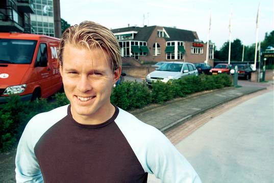 Fredrik Berglund, utanför sitt hotell i väntan på