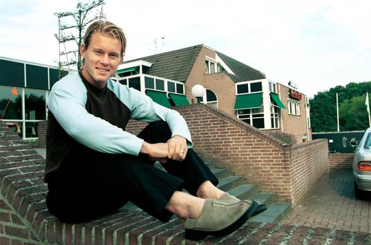 Fredrik Berglund, utanför sitt hotell i väntan på