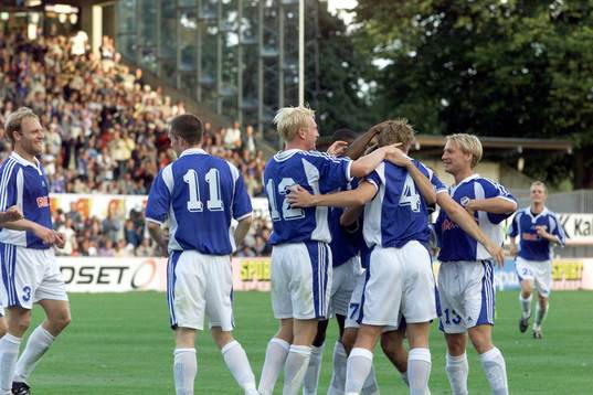 Målskytten Tommy Jönsson, Halmstad gratuleras
