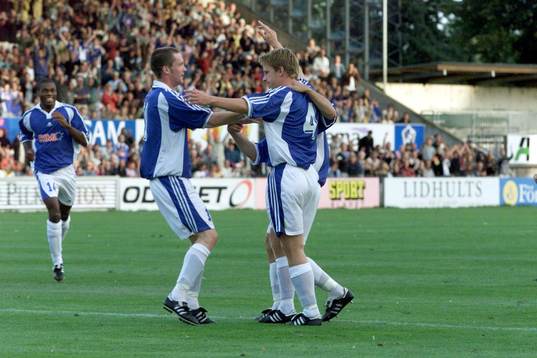 Målskytten Tommy Jönsson, Halmstad gratuleras
