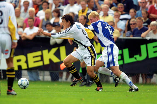 Petter Hansson, Halmstad försöker stoppa Stefan Ishizaki,