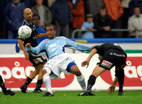 Malmö FF - Trelleborg: Jimmy Tamandi, Malmö. I bakgrunden