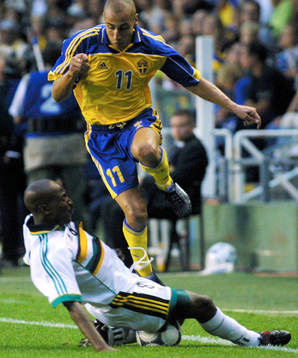 Henrik Larsson, Sverige och Dumisa Ngobe, Sydafrika