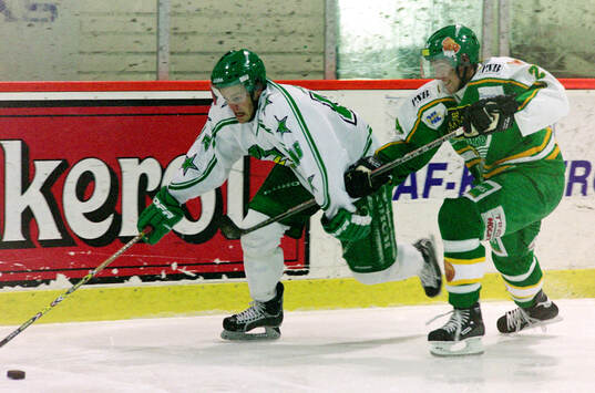 Hammarbys Linus Stensson (t v)  mot Tingsryds Timothy