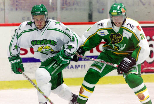 Hammarbys Linus Stensson (t v)  mot Tingsryds Christian
