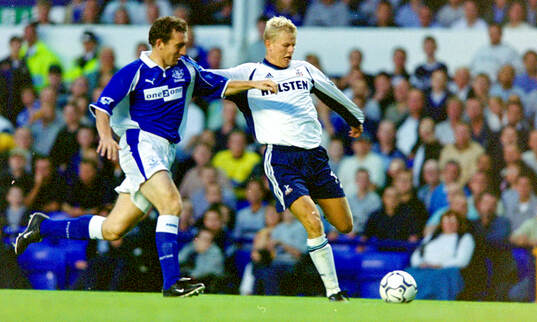 Tottenhams Steffen Iversen shoots