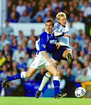 Tottenhams Steffen Iversen shoots