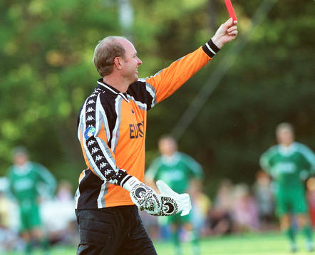 Fotboll, TV-laget, Thomas Ravelli gav domaren rött kort