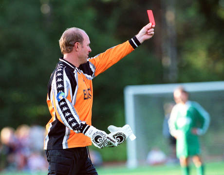Alvesta, Fotboll, TV-laget, Thomas Ravelli ger domaren