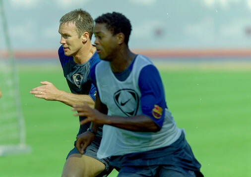 Patrik Andersson and Patrick Kluivert of Barcelona