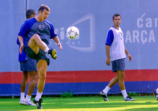 Patrik Andersson of Barcelona. In background Phillip Cocu