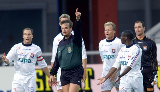 En olycklig Dick Last blev utvisad i 25:e minuten