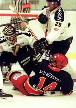 Robert Carlsson, Södertälje framför Thomas Johansson, AIK