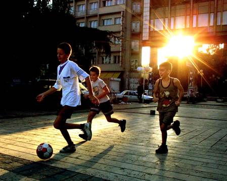 Skopje, Makedonien, Med tegelstenar som målstolpar spelar