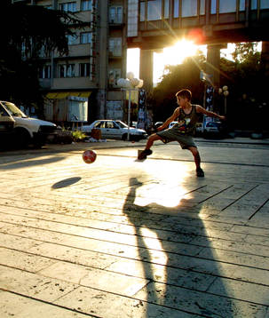Skopje, Makedonien, Med tegelstenar som målstolpar spelar