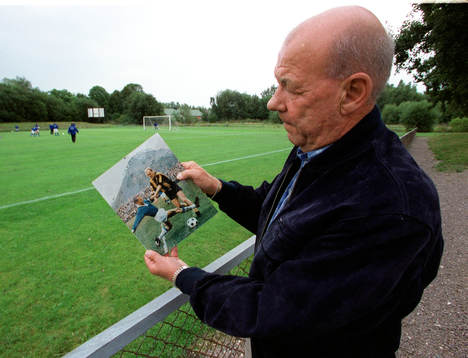 Man med foto…, småklubbsfotboll