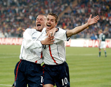 Michael Owen, England gratuleras av David Beckham