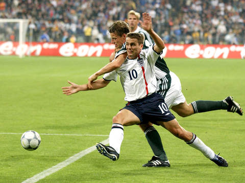 Michael Owen, England attackeras av Christain Worns