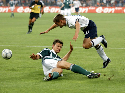 Michael Owen, England attackeras av Christain Worns