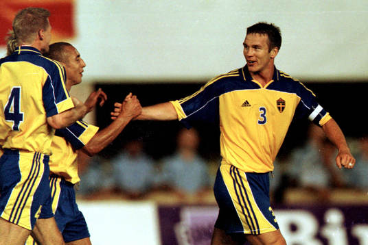 Henrik Larsson gratulerar Partik Andersson