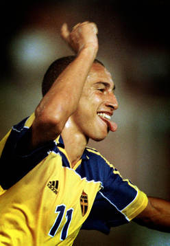 Henrik Larsson firar 1-0 målet