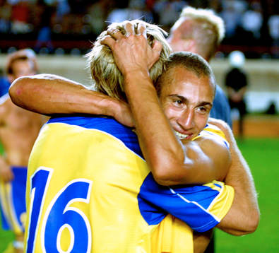 Målskyttarna Andreas Andersson och Henrik Larsson kramas