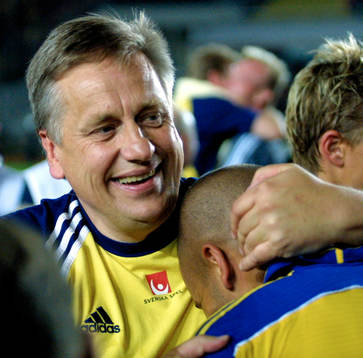 Tommy Söderberg gratulerar Henrik Larsson