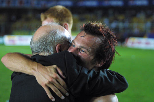 Lars-Åke Lagrell och Fredrik Ljungberg jublar