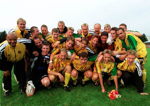 Fotboll IFK Hässleholm. Lagbild, jubel, småklubbsfotboll