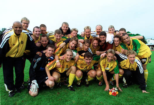 Fotboll IFK Hässleholm. Lagbild, jubel, småklubbsfotboll