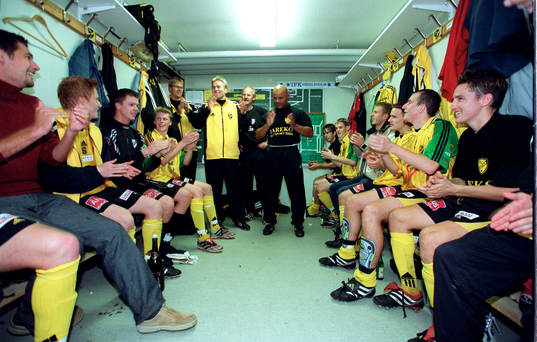 Fotboll IFK Hässleholm. Lagbild, jubel, småklubbsfotboll