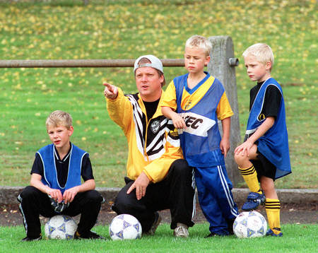 Ledare som vägleder sina spelare. IFK Hässleholm,