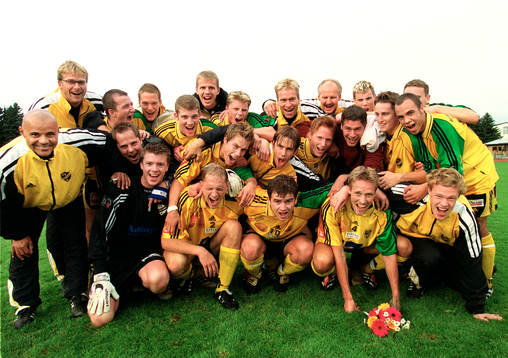 Fotboll IFK Hässleholm. Lagbild, jubel, småklubbsfotboll