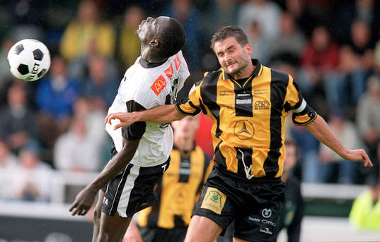 Joakim Söndergaard, Häcken i en duell med Paul Oyuga,