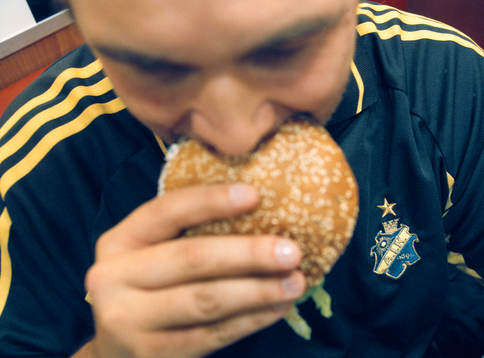 Kjell Evstigen, supporter äter hamburgare, AIK