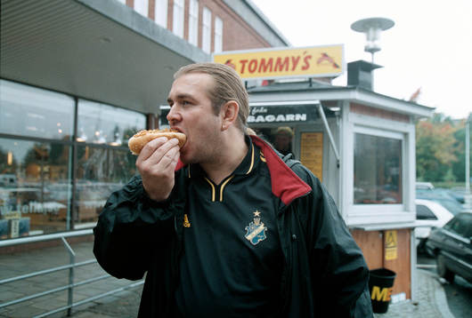 Kjell Evstigen, supporter äter korv, AIK