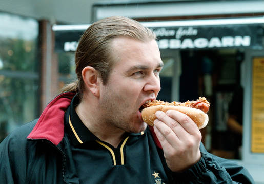Kjell Evstigen, supporter äter korv, AIK