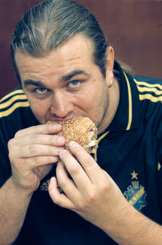 Kjell Evstigen, supporter äter hamburgare, AIK