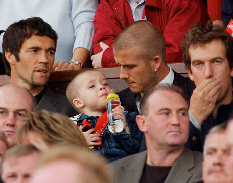 Fotboll, engelsk, David Beckham och hans son Brooklyn på