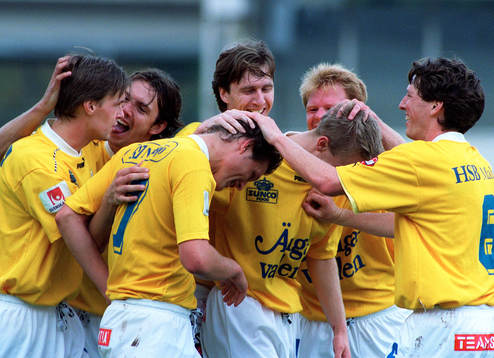 Målskytten Glenn Holgersson, IFK Malmö, gratuleras, jubel