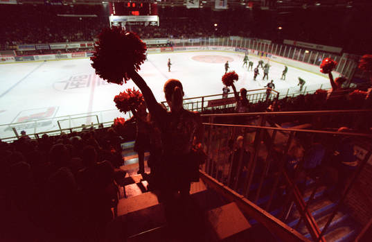 Ishockey i Halmstad innebär show. Samtidigt som Hammers