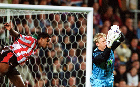Peter Schmeichel snor åt sig bollen framför