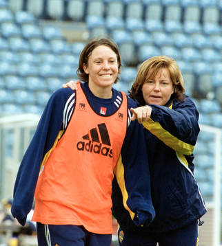 Fotboll, Hanna Ljungberg och Marika Domanski-Lyfors (Marika