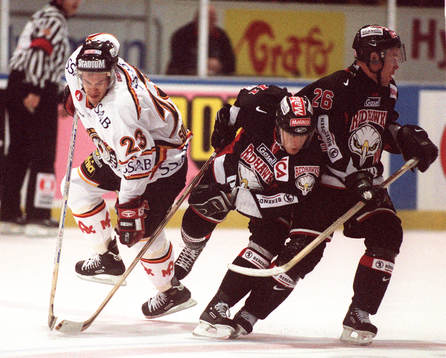 Redhawks Jan Hammar och Mikael Wahlberg lurar Luleås