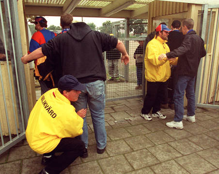 Helsingborgs supportrar kropsvisiteras innan matchen.