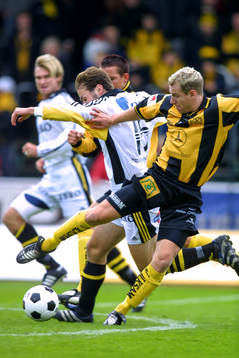 Andreas Alm, AIK med Sebastian Henriksson, Häcken i ryggen